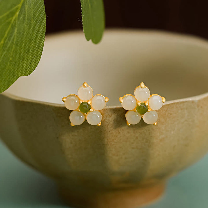 Orecchini a bottone con fiore della fortuna in giada Hetian in argento sterling 925 Buddha Stones