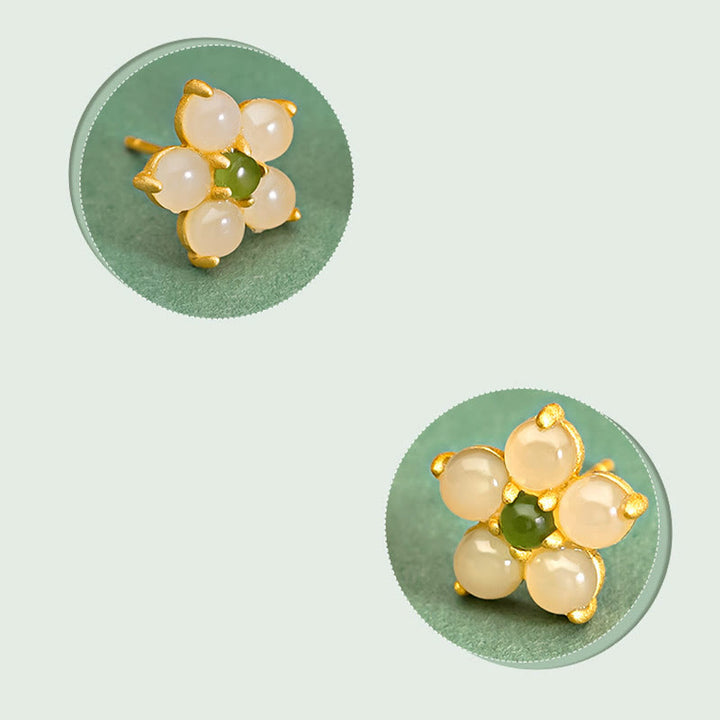 Orecchini a bottone con fiore della fortuna in giada Hetian in argento sterling 925 Buddha Stones