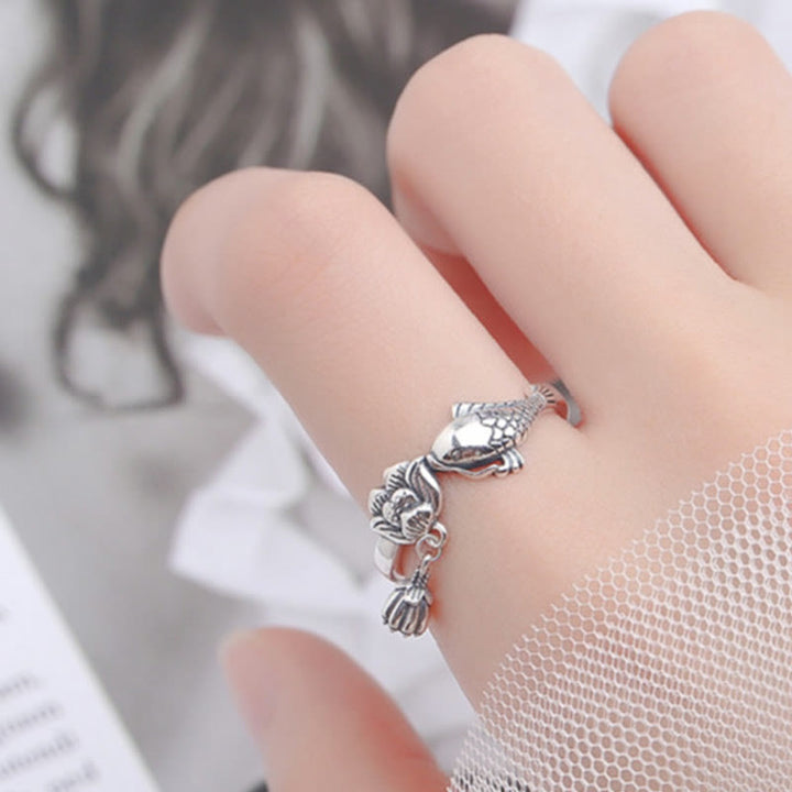 Anello di successo con fiore di loto e pesce koi in argento sterling 925 Buddha Stones