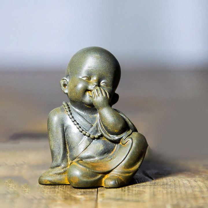 Buddha Stones Piccolo Monaco Meditante Ferro Polvere Ruggine Statua Resina Decorazione Scrivania - Monaco che si copre la bocca 6,5*5 cm - image 0
