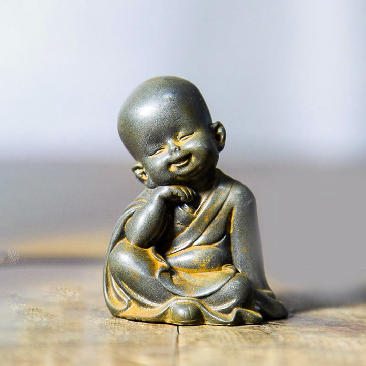 Buddha Stones Piccolo Monaco Meditante Ferro Polvere Ruggine Statua Resina Decorazione Scrivania - Monaco che appoggia il mento 6,5*5 cm - image 4