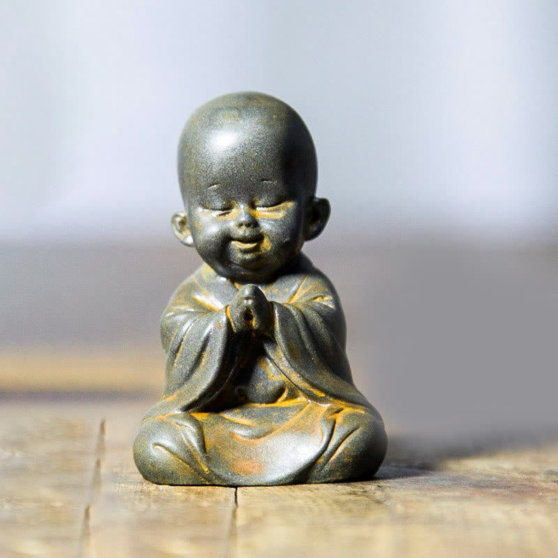 Buddha Stones Piccolo Monaco Meditante Ferro Polvere Ruggine Statua Resina Decorazione Scrivania