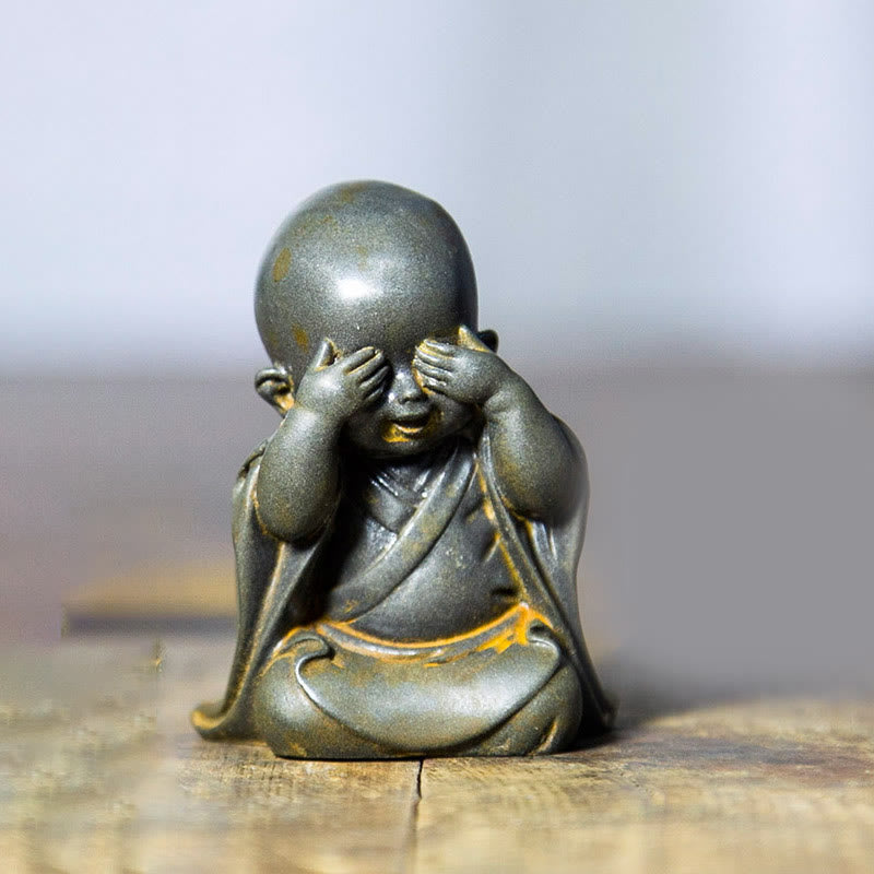 Buddha Stones Piccolo Monaco Meditante Ferro Polvere Ruggine Statua Resina Decorazione Scrivania - Monaco che si copre gli occhi 6,5*5 cm - image 7