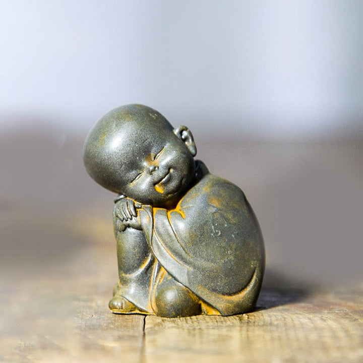 Buddha Stones Piccolo Monaco Meditante Ferro Polvere Ruggine Statua Resina Decorazione Scrivania