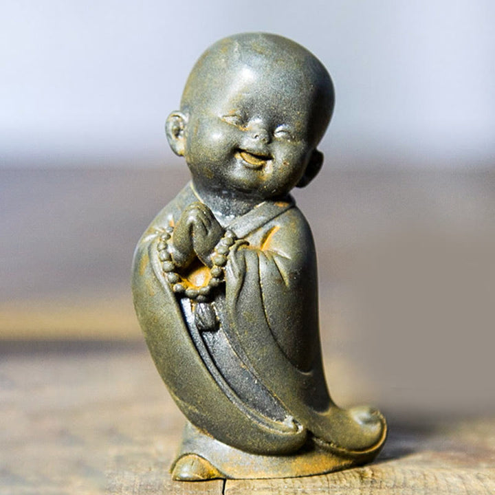 Buddha Stones Piccolo Monaco Meditante Ferro Polvere Ruggine Statua Resina Decorazione Scrivania - Monaco con mani giunte 8*4,4 cm - image 15