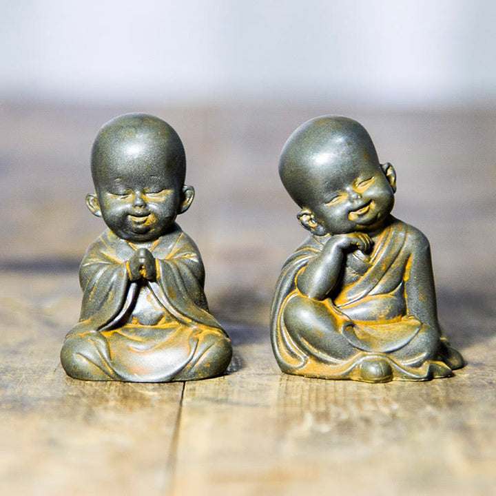 Buddha Stones Piccolo Monaco Meditante Ferro Polvere Ruggine Statua Resina Decorazione Scrivania