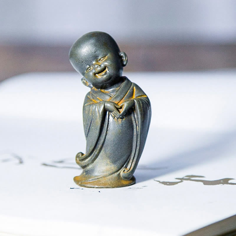 Buddha Stones Piccolo Monaco Meditante Ferro Polvere Ruggine Statua Resina Decorazione Scrivania