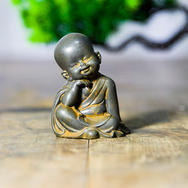 Buddha Stones Piccolo Monaco Meditante Ferro Polvere Ruggine Statua Resina Decorazione Scrivania