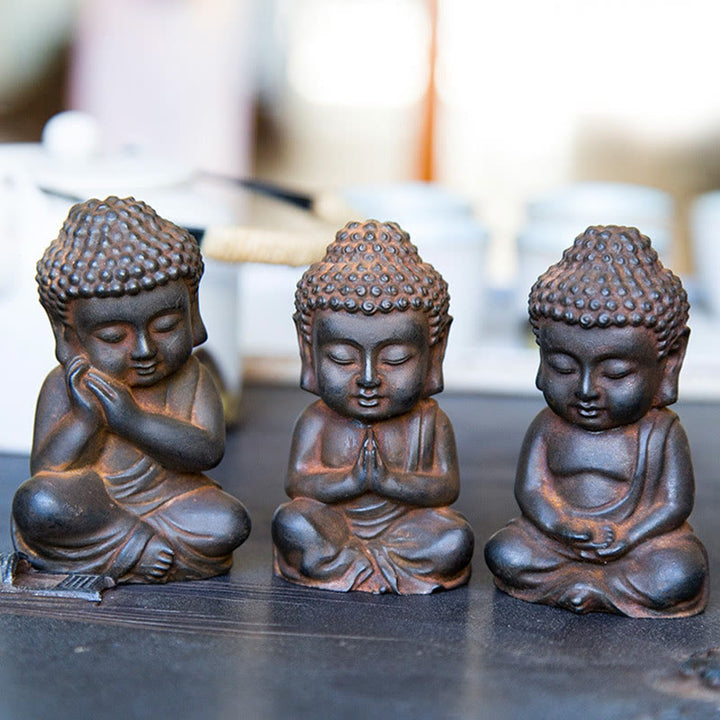 Buddha Stones fatte a mano Piccolo Buddha Sakyamuni in polvere di ferro Statua in resina fusa ruggine Decorazione