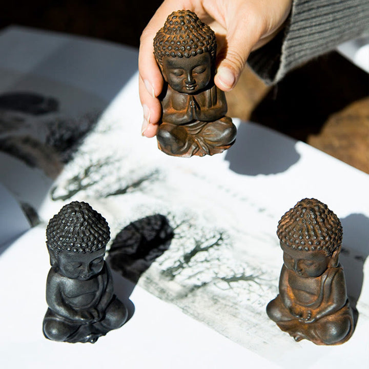 Buddha Stones fatte a mano Piccolo Buddha Sakyamuni in polvere di ferro Statua in resina fusa ruggine Decorazione