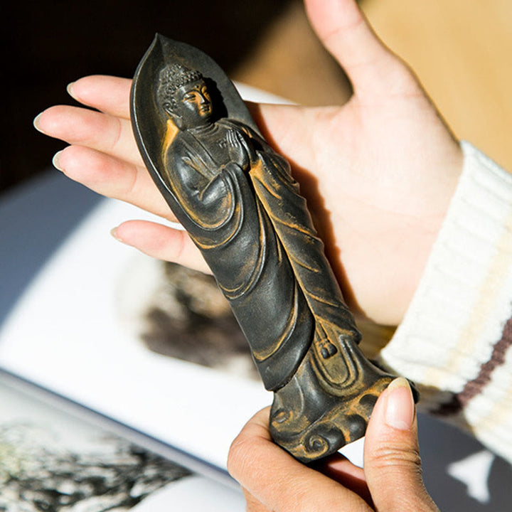 Decorazione della statua in resina colata di polvere di ferro Sakyamuni Buddha Namaste fatta a mano Buddha Stones