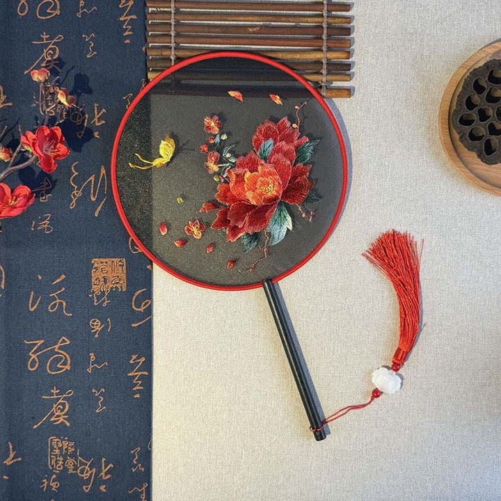 Buddha Stones Peonia Fiori Farfalla Ricamato Ventilatore Portatile Manico in Legno