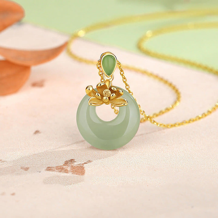 Collana con ciondolo in corda con Buddha Stones, giada e loto, abbondanza
