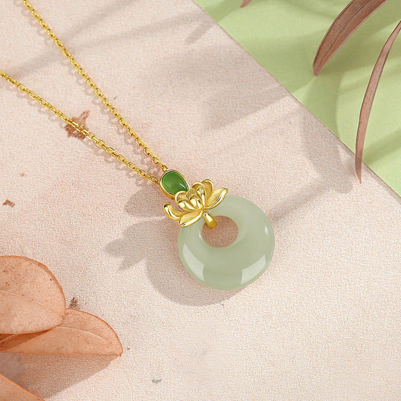 Collana con ciondolo in corda con Buddha Stones, giada e loto, abbondanza