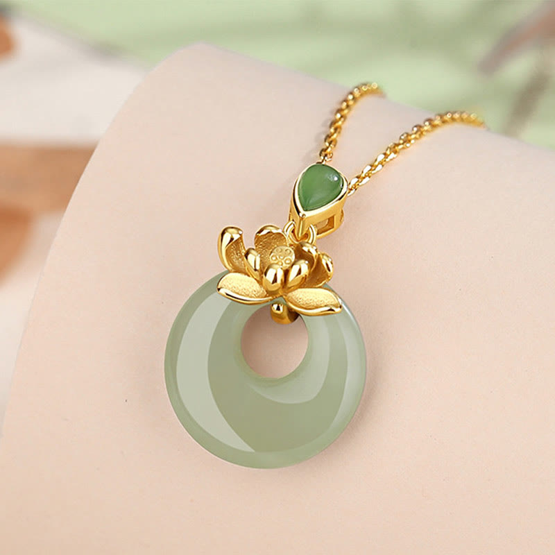 Collana con ciondolo in corda con Buddha Stones, giada e loto, abbondanza