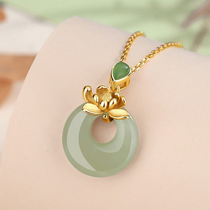 Collana con ciondolo in corda con Buddha Stones, giada e loto, abbondanza