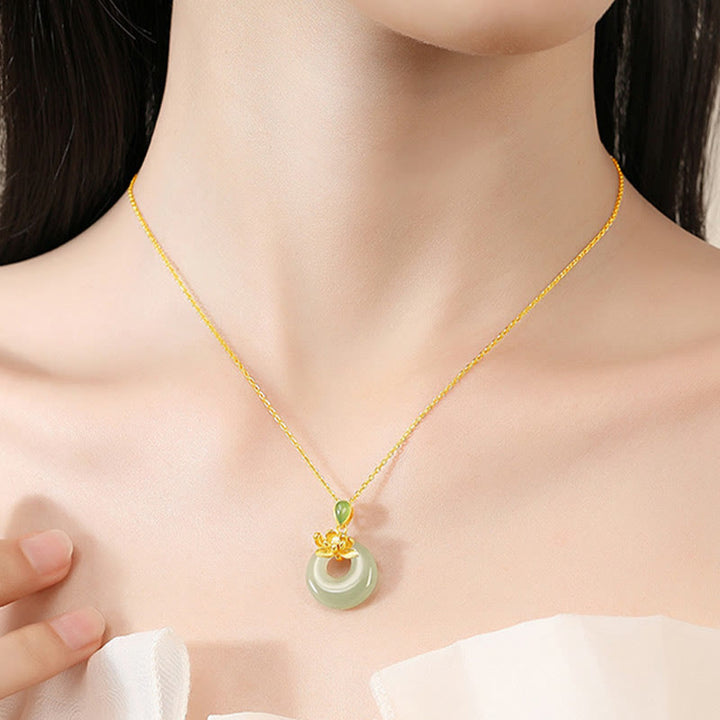 Collana con ciondolo in corda con Buddha Stones, giada e loto, abbondanza