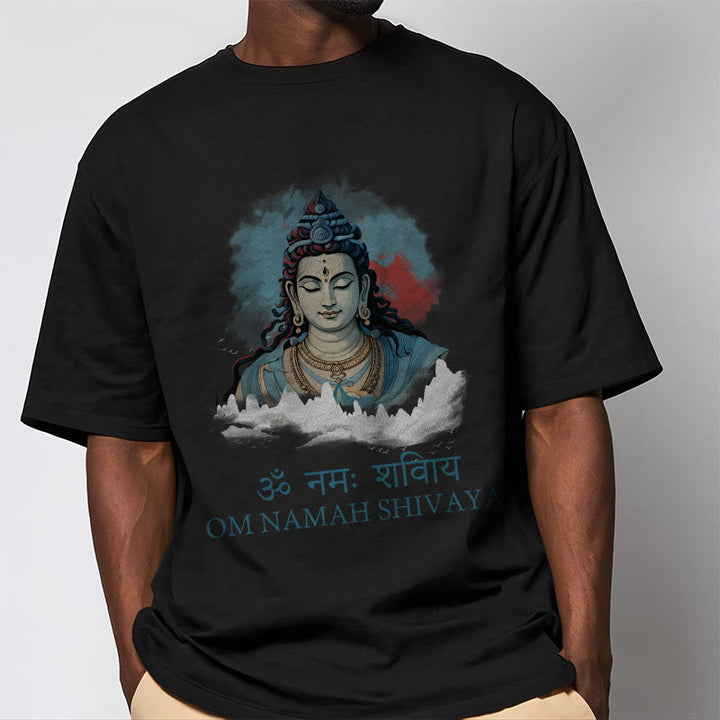T-shirt con t-shirt con nuvole colorate in sanscrito Buddha Stones OM NAMAH SHIVAYA