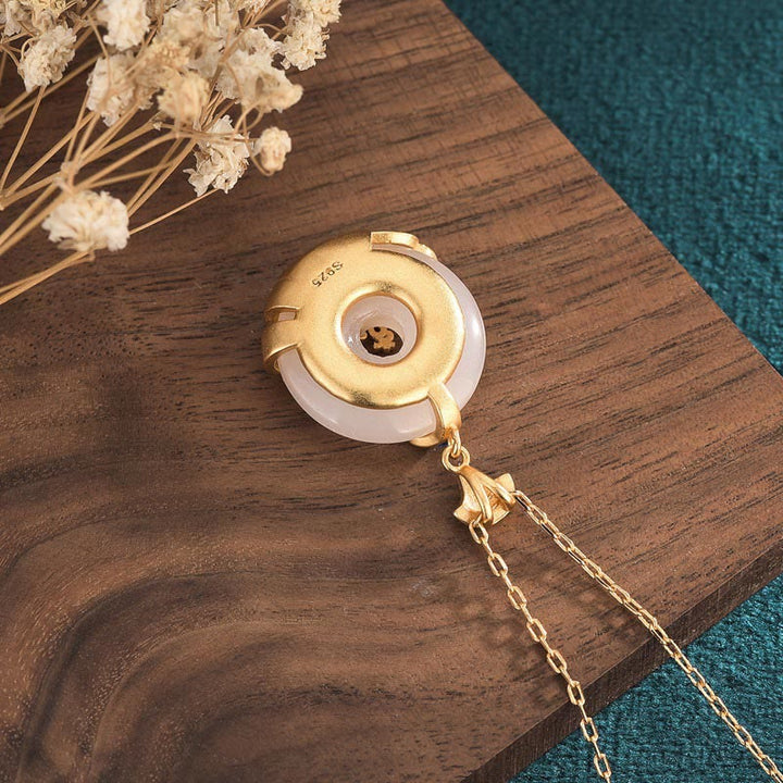 Collana con ciondolo Buddha Stones, giada bianca, fibbia della pace, montagne e mare, fortuna