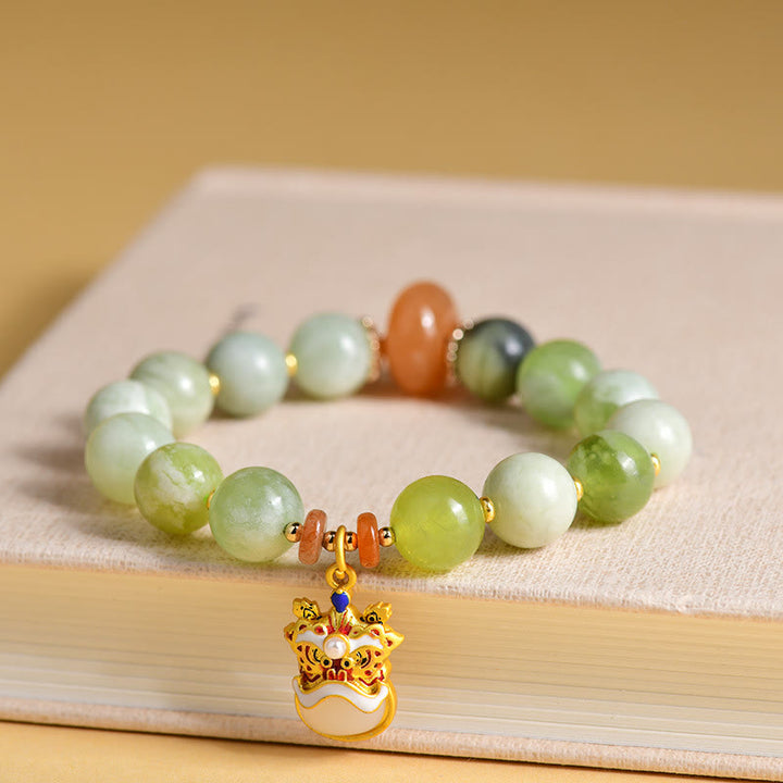 Braccialetto di fortuna e prosperità con ciondolo leone danzante in giada naturale Buddha Stones