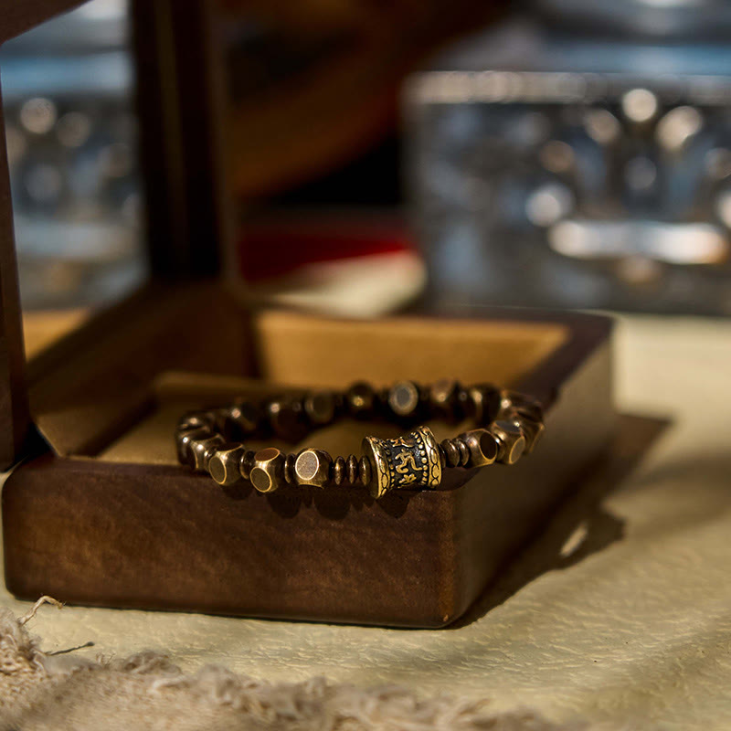 Buddha Stones Tibetano Om Mani Padme Hum Amuleto in ottone intagliato in rame Focus Bracciale