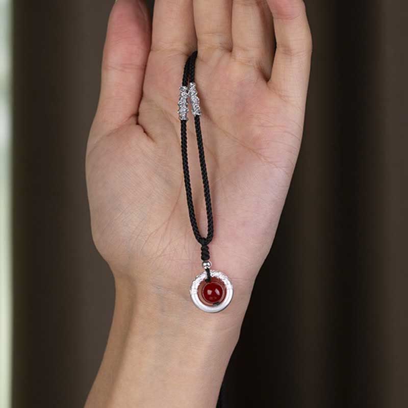 Collana con ciondolo a forma di fibbia della pace in agata rossa in argento sterling 999 con Buddha Stones e benedizione
