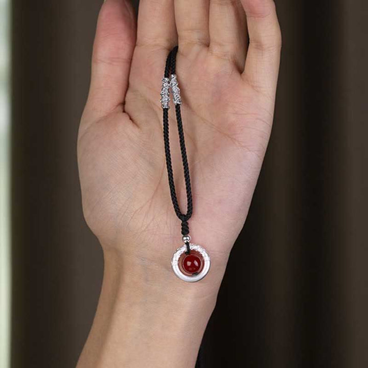 Collana con ciondolo a forma di fibbia della pace in agata rossa in argento sterling 999 con Buddha Stones e benedizione