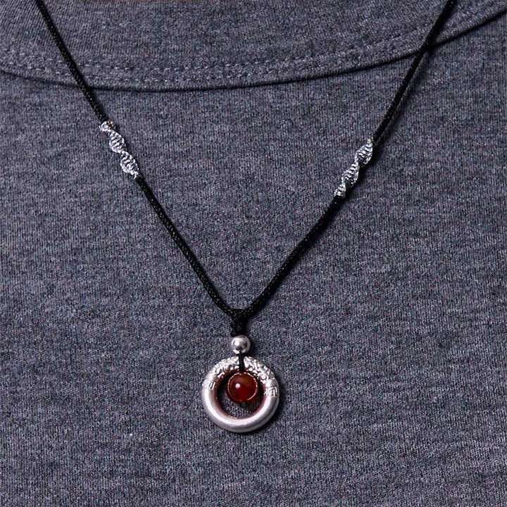 Collana con ciondolo a forma di fibbia della pace in agata rossa in argento sterling 999 con Buddha Stones e benedizione