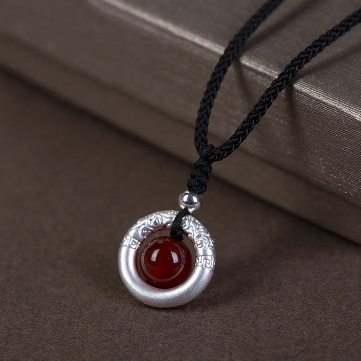 Collana con ciondolo a forma di fibbia della pace in agata rossa in argento sterling 999 con Buddha Stones e benedizione