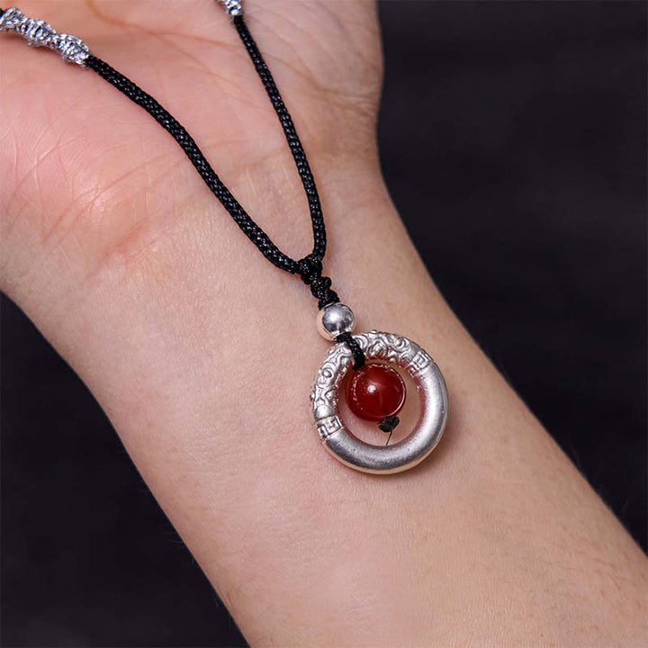 Collana con ciondolo a forma di fibbia della pace in agata rossa in argento sterling 999 con Buddha Stones e benedizione