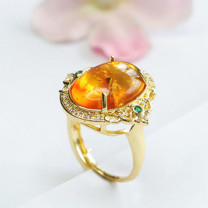 Anello di messa a fuoco con uovo di piccione, fiore d'ambra Buddha Stones