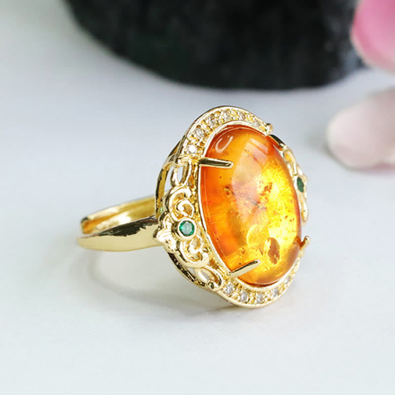 Anello di messa a fuoco con uovo di piccione, fiore d'ambra Buddha Stones