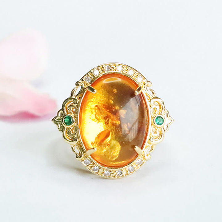 Anello di messa a fuoco con uovo di piccione, fiore d'ambra Buddha Stones
