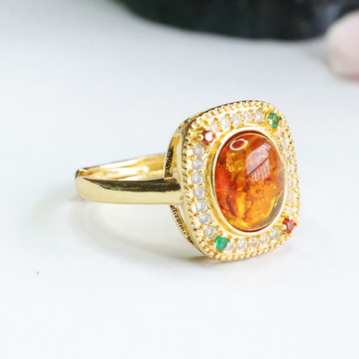 Anello di fiducia con supporto quadrato con fiore di ambra naturale Buddha Stones