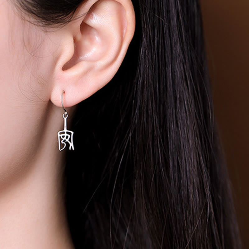 Orecchini di protezione Buddha Stones 925 Sterling Silver carattere cinese 'Ping An' 'Xi Le'