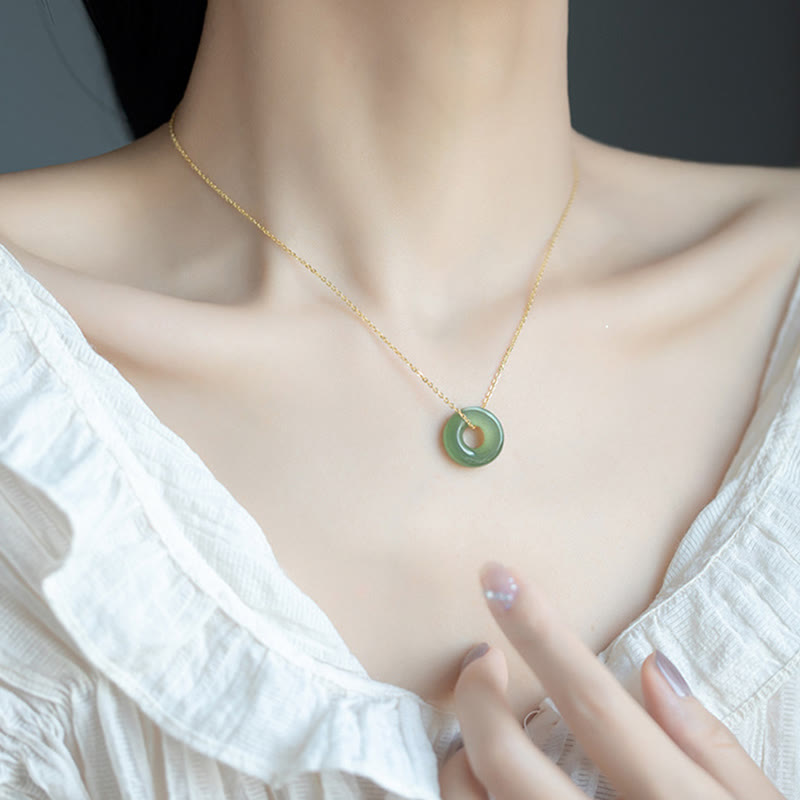 Collana con ciondolo con fibbia della pace in giada Hetian placcata in oro e argento sterling 925 Buddha Stones