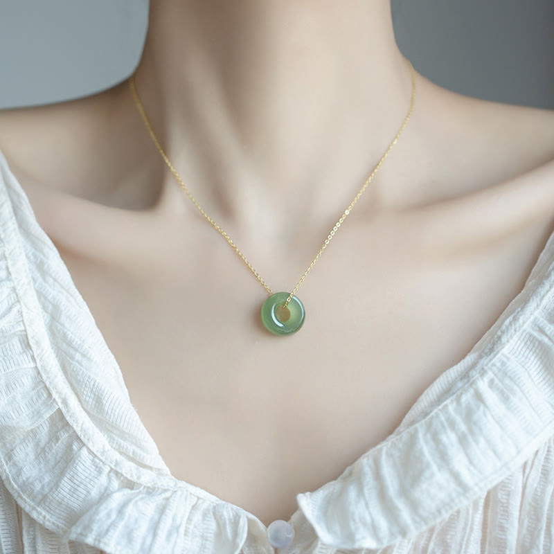 Collana con ciondolo con fibbia della pace in giada Hetian placcata in oro e argento sterling 925 Buddha Stones