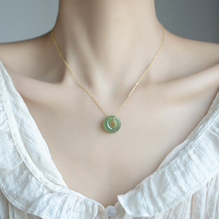 Collana con ciondolo con fibbia della pace in giada Hetian placcata in oro e argento sterling 925 Buddha Stones