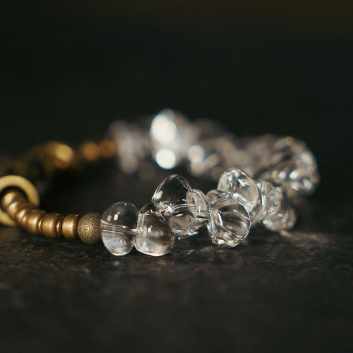 Bracciale Buddha Stones con cristalli bianchi irregolari e purezza del rame