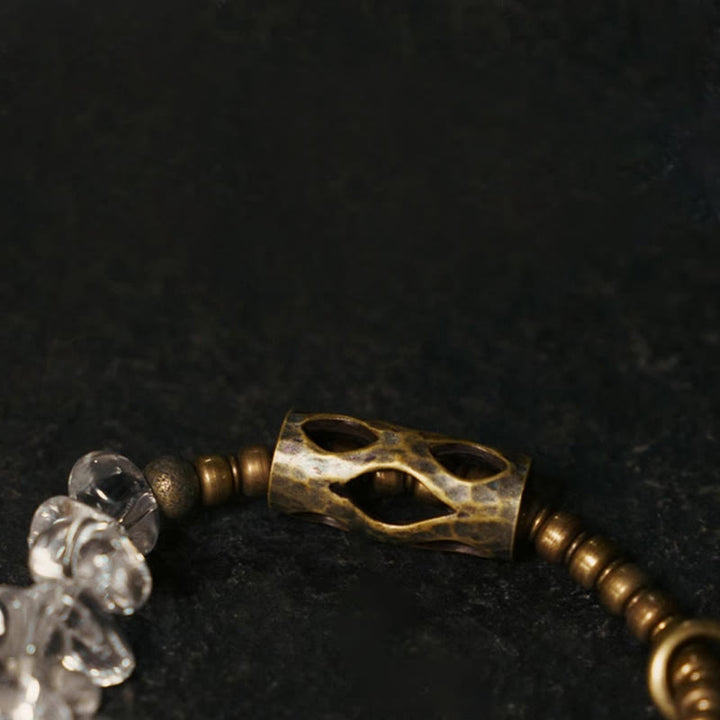 Bracciale Buddha Stones con cristalli bianchi irregolari e purezza del rame