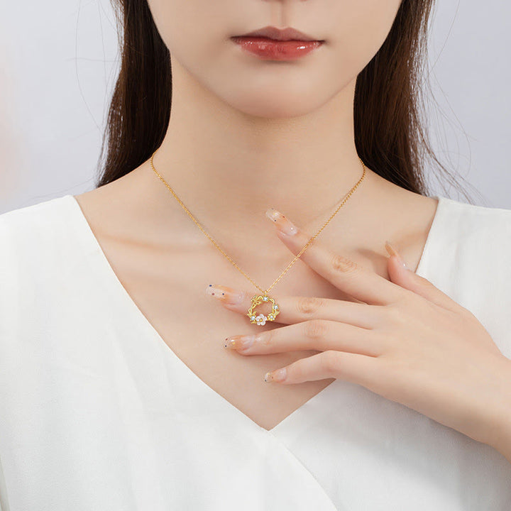 Collana con ciondolo a forma di farfalla con fiore di pesco e zirconi cubici in argento sterling 925 Buddha Stones