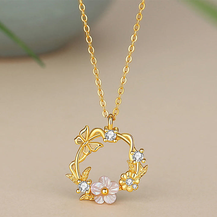 Collana con ciondolo a forma di farfalla con fiore di pesco e zirconi cubici in argento sterling 925 Buddha Stones
