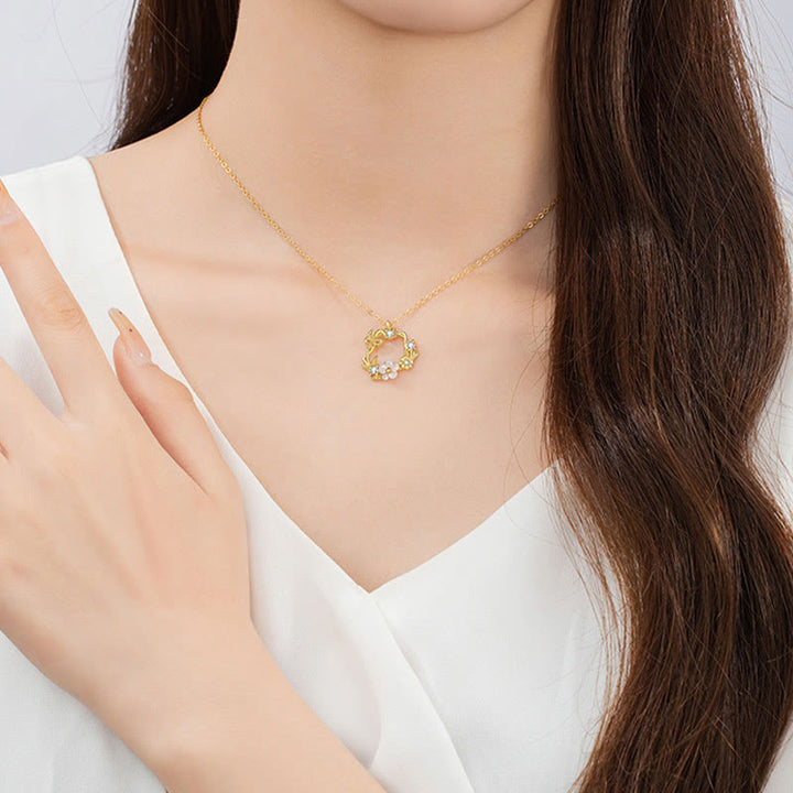 Collana con ciondolo a forma di farfalla con fiore di pesco e zirconi cubici in argento sterling 925 Buddha Stones