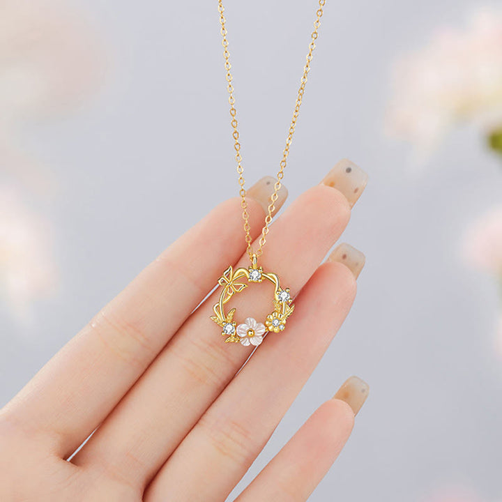 Collana con ciondolo a forma di farfalla con fiore di pesco e zirconi cubici in argento sterling 925 Buddha Stones