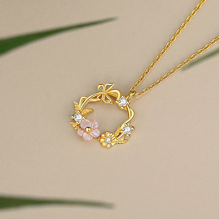 Collana con ciondolo a forma di farfalla con fiore di pesco e zirconi cubici in argento sterling 925 Buddha Stones