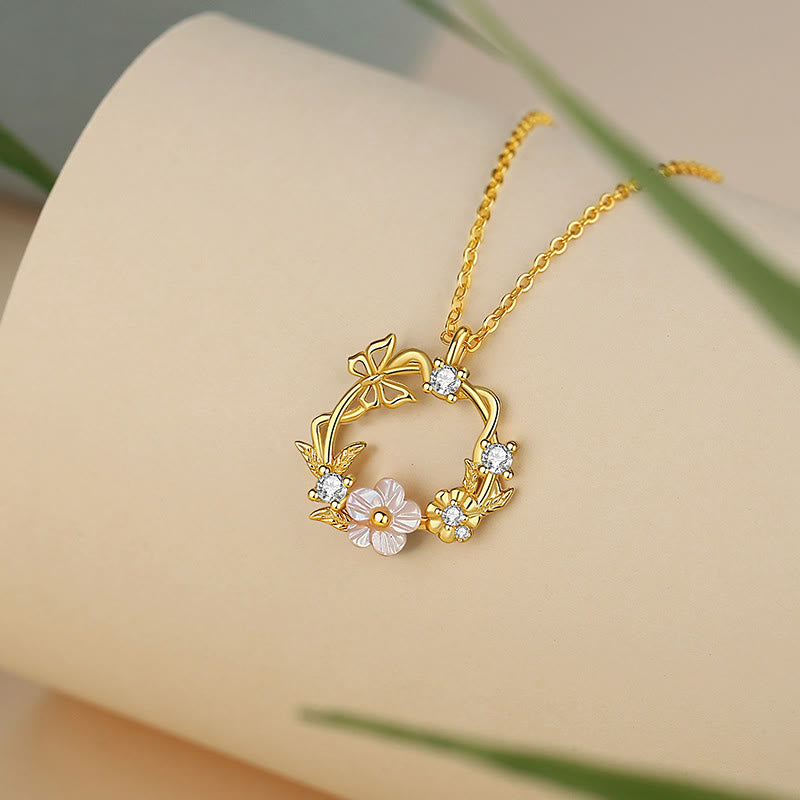 Collana con ciondolo a forma di farfalla con fiore di pesco e zirconi cubici in argento sterling 925 Buddha Stones