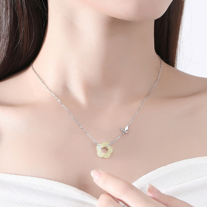 Collana con ciondolo a forma di fiore di giada Hetian con farfalla in argento sterling 925 Buddha Stones