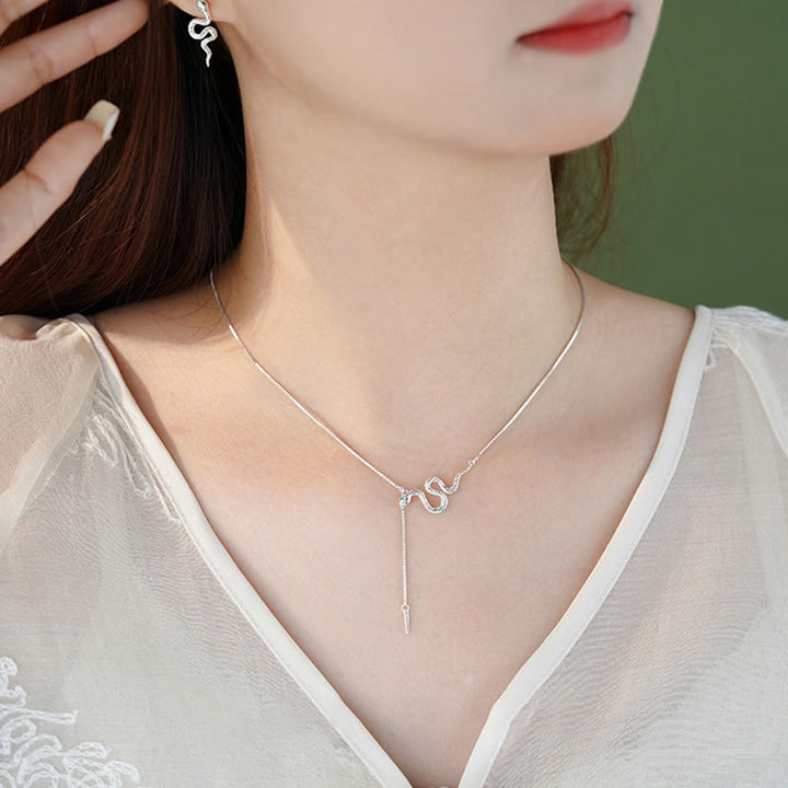 Set di orecchini pendenti con collana e ciondolo dell'anno del serpente in argento sterling 925 Buddha Stones