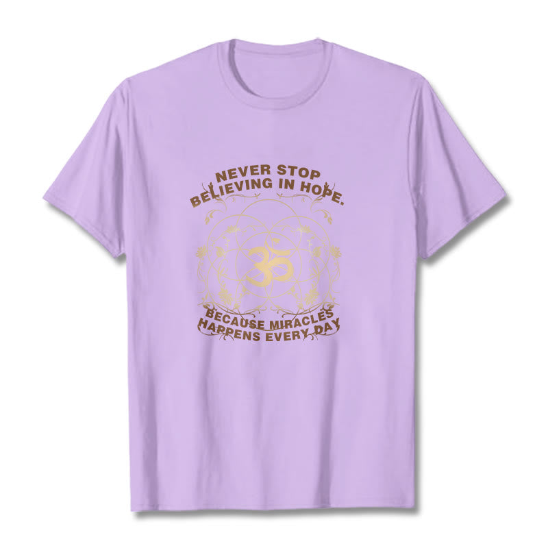 Maglietta in cotone con design Om Lotus Buddha Stones Never Stop Believing In Hope - Prugna - 2XL - image 17