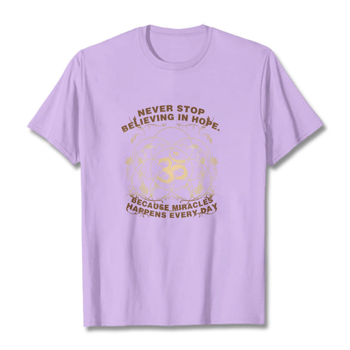 Maglietta in cotone con design Om Lotus Buddha Stones Never Stop Believing In Hope - Prugna - 2XL - image 17